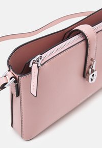 Borsa a tracolla in pelle rosa con finitura testurizzata, cerniera argentata e dettaglio con lucchetto. Dotata di tracolla piatta e rifiniture nere sui bordi.