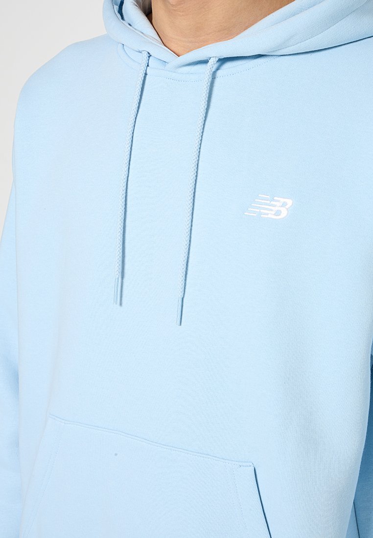 Sweatshirt bleu clair avec une capuche à cordon, poche frontale et logo blanc. Fabriqué à partir d'un tissu doux, avec une texture lisse.