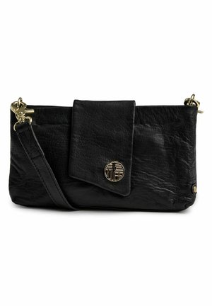 Sort læder crossbody taske med en frontklap, præget guldhardware emblem, justerbar rem og en tekstureret overflade.
