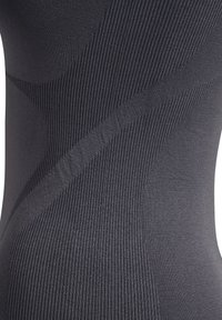 Mörkgrå passformad plagg med texturerad ribbing och släta sektioner, med en strömlinjeformad design och kontrasterande mönster genom hela.