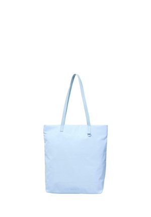 Jasnoniebieska torba na ramię z dwoma paskami na ramię, o prostokątnym kształcie, gładkiej teksturze i minimalistycznym designie na białym tle.