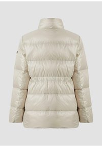 béžová prešívaná puffer bundu s vysokým golierom a elastickým pásom zobrazená zozadu na jednoduchom svetlo šedom pozadí.