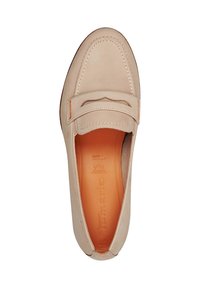 Beige skinnloafers med sydde detaljer, avrundet tå og oransje aksenter på overflaten. Myk innside med preget merke-logo.