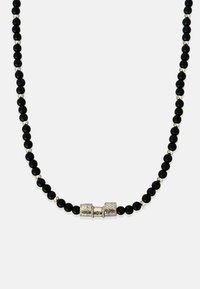 Must musträkkidega musta helbe kaelakee, millel on matt mustad helmed ja nende vahel hõbedased metallaktsendid ning keskel tekstuuriga hõbedane lukk.