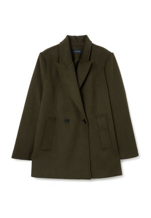 Cappotto in misto lana verde oliva con davanti doppiopetto, rever a punta, due tasche frontali e bottoni neri. Tessuto liscio, silhouette strutturata.