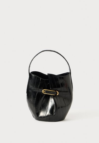 Schwarze Leder-Bucket-Tasche mit einem geschwungenen Griff, verziert mit einer goldenen Schnalle und strukturiertem Oberflächenmuster, die sich nach unten hin verjüngt.