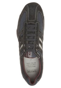 Mäns svarta och blå sneakers med vita ränder, snörning, synlig sömnad och vadderad innersula märkt andningsbar, bekväm, antibakteriell.