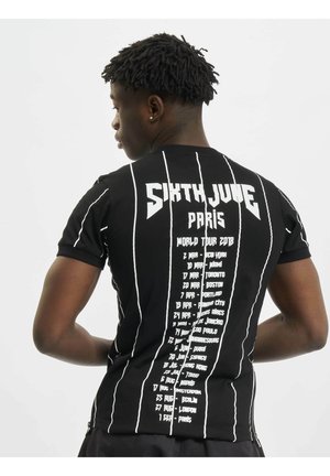 WITH STRIPES - T-shirts med print - black