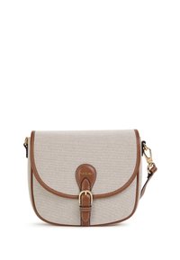 Hellbraune und beige Umhängetasche mit strukturiertem Stoff außen, gewölbter Klappe, goldfarbenen Beschlägen und dekorativem Träger mit Schnallendetail.