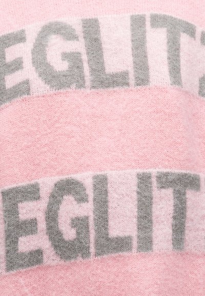 Tissu rose duveteux avec des lettres en bloc grises partiellement visibles disposées en deux rangées horizontales.