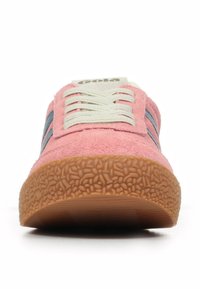 Sneaker in suede pink con lacci beige, strisce blu e suola in gomma testurizzata. Presenta una punta arrotondata e una linguetta imbottita con logo.