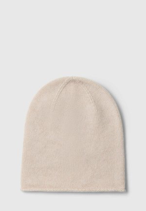 Gorro de invierno beige de punto con patrón de punto simple, parte superior redondeada y sin marcas ni adornos visibles.