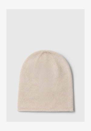 Gorro de invierno beige de punto con patrón de punto simple, parte superior redondeada y sin marcas ni adornos visibles.