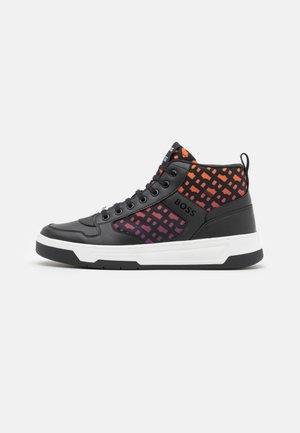 Czarny sneaker za kostkę z fioletowo-pomarańczowym wzorem w kratę, białą podeszwą, czarnymi sznurowadłami oraz logo "BOSS" po boku.