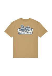 Beige katoenen t-shirt met een afbeelding op de achterkant van een roos, tekst met "Balans van Tegenstellingen" en "Costa Mesa, CA Service & Onderdelen."
