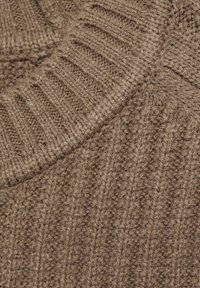 Tifă de pulover tricotat într-o culoare caldă taupe, cu textură ribbed și modele reliefate. Împletitura moale și voluminoasă oferă un aspect confortabil.