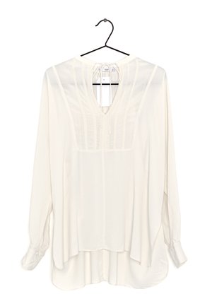 Weiße Bluse mit langen Ärmeln, vorne plissiertes Panel, V-Ausschnitt mit Bindverschluss und geknöpften Manschetten, aufgehängt an einem schwarzen Kleiderbügel.