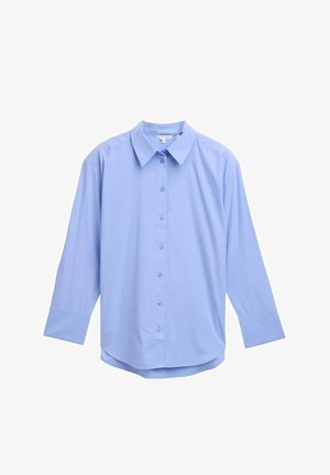 Světle modrá košile s dlouhým rukávem, zapínáním na knoflíky a límečkem a manžetami, položená na bílé pozadí.