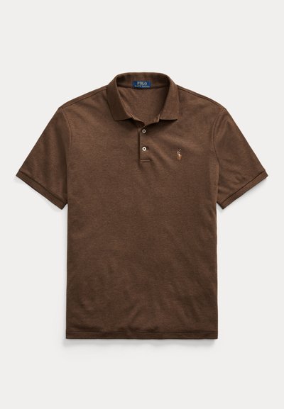Hnědá polokošile s krátkým rukávem, límečkem a dvěma knoflíky, s malým vyšitým logem Polo Ralph Lauren na levé straně hrudi.