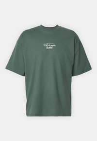 SLHBOXY CAFÉ TEE - T-shirts print - sycamore/egret