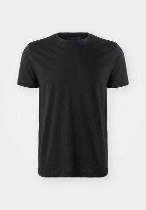 Camiseta negra de manga corta con cuello redondo. Hecha de una tela suave, presenta un corte clásico y un diseño liso sin patrones ni gráficos.