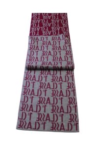 Sciarpa di lana con un motivo testuale audace in bordeaux ripetuto su uno sfondo grigio, con una texture liscia e forma rettangolare.