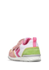 Sneaker per bambini con tomaia in pelle rosa e bianca, dettagli in suede verde, strap in velcro rosa e suola in gomma testurizzata. Presenta un design a zigzag.
