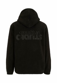 Schwarzer Kapuzenpullover aus weichem Fleece-Material. Er trägt ein großes, tonal gehaltenes "Studio Originals"-Logo auf der Rückseite in einem kontrastierenden matten Finish.