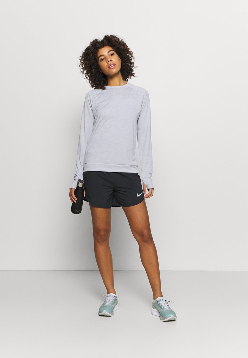 Damen T-Shirts | Nike Performance PACER CREW Langarmshirt smoke grey/grau - SQ71697 Damen T-Shirts | Nike Performance PACER CREW Langarmshirt smoke grey/grau - SQ71697
