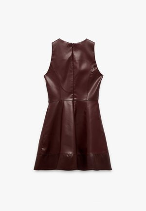 Bruine faux leren jurk met een getailleerde top, uitlopende rok, mouwloos ontwerp en een ritssluiting aan de achterkant. Glad textuur en minimale stiksels.