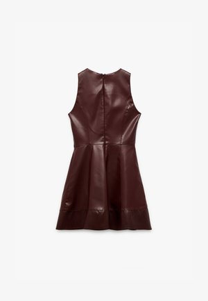 Brązowa sukienka z imitacji skóry z dopasowanym gorsetem, rozkloszowanym dołem, bez rękawów i tylnym zapięciem na zamek. Gładka faktura i minimalne szwy.