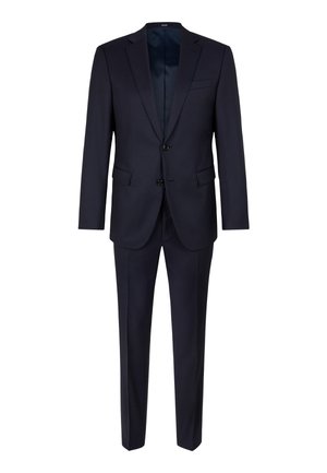 Abito blu realizzato in tessuto liscio, dotato di giacca a due bottoni con rever a taglio e pantaloni con frontale piatto, accentuati da tasche laterali.