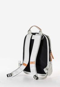 Rucksack mit grauem Außendesign, schwarzem Innenfutter, gepolsterten weißen Trägern und einem Akzent aus braunem Leder. Verfügt über einen Reißverschluss an der Seite.