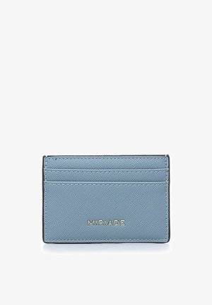 Portafoglio di colore azzurro chiaro in materiale testurizzato, con quattro scomparti e dettaglio del logo. Bordato di nero, presenta una forma slanciata e rettangolare.