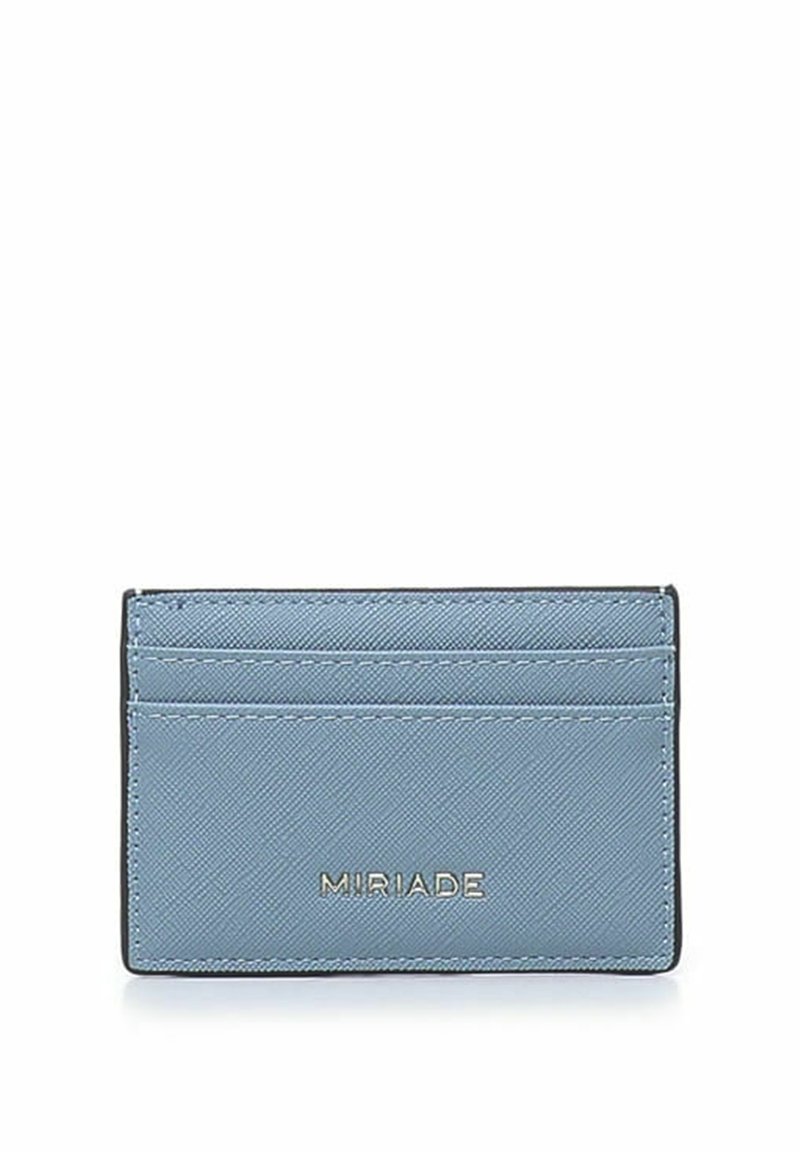 Portafoglio di colore azzurro chiaro in materiale testurizzato, con quattro scomparti e dettaglio del logo. Bordato di nero, presenta una forma slanciata e rettangolare.