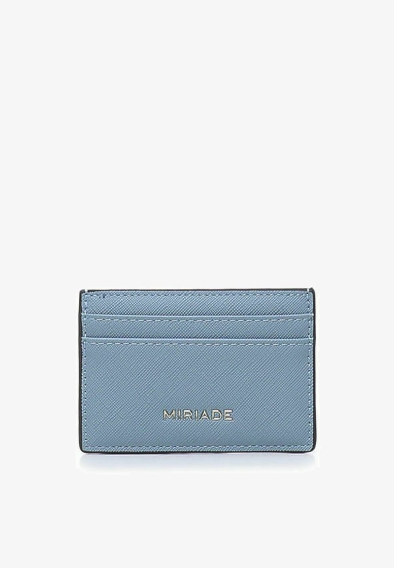 Portafoglio di colore azzurro chiaro in materiale testurizzato, con quattro scomparti e dettaglio del logo. Bordato di nero, presenta una forma slanciata e rettangolare.