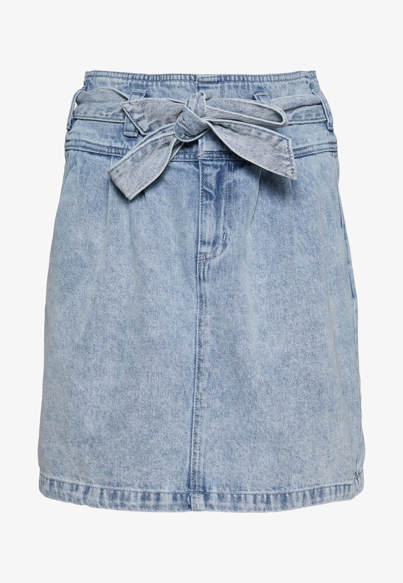 Jupe en denim bleu clair avec des plis sur le devant et un nœud de ceinture à nouer à la taille, dotée de passants de ceinture et d’un ourlet droit.