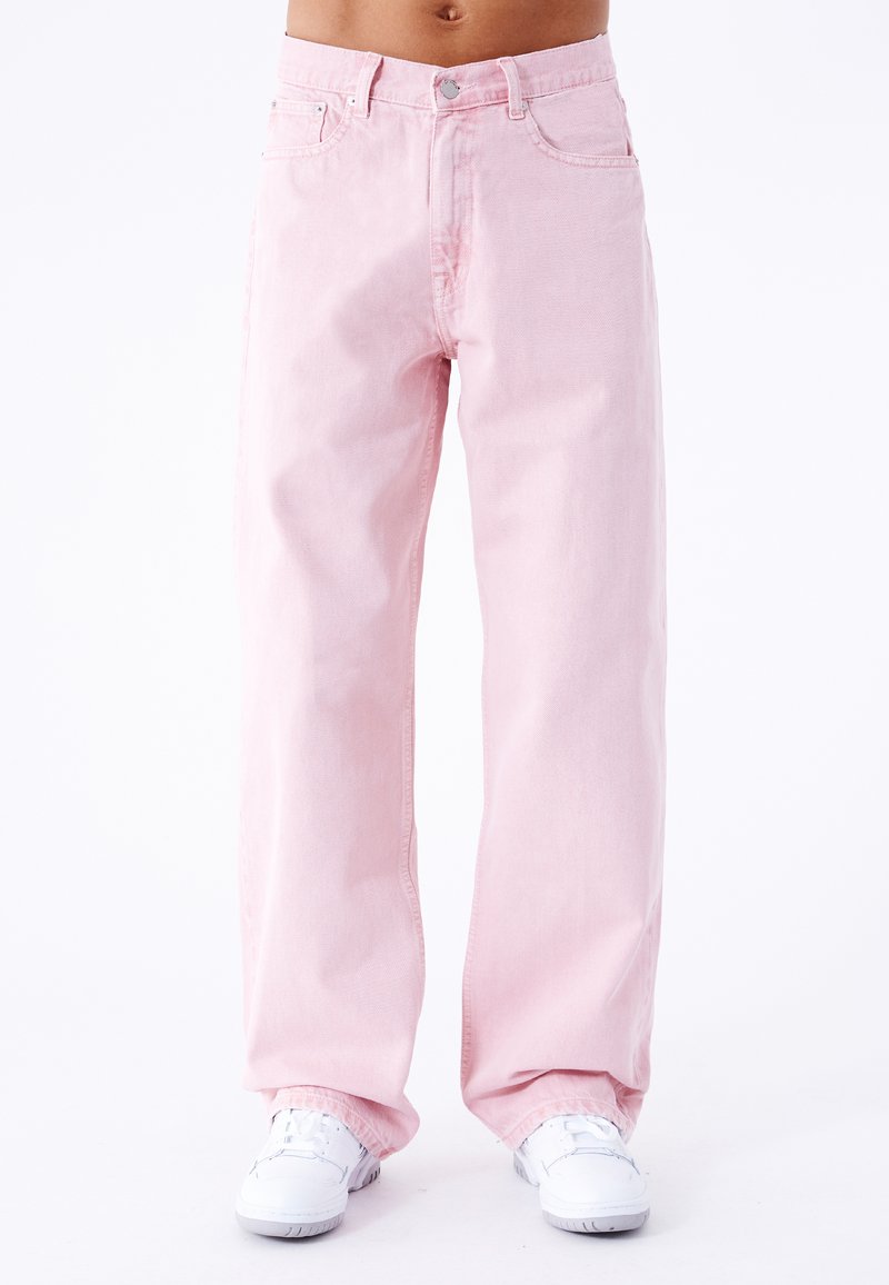 Jeans de denim rosa claro con un corte relajado, diseño de pierna recta y estilo de cinco bolsillos. Presenta un cierre de botón metálico y costuras visibles.