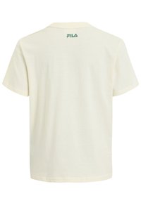 Camiseta de manga corta Fila en color blanco roto, con cuello redondo y logo verde impreso en la parte superior de la espalda. Tejido suave con una textura lisa.
