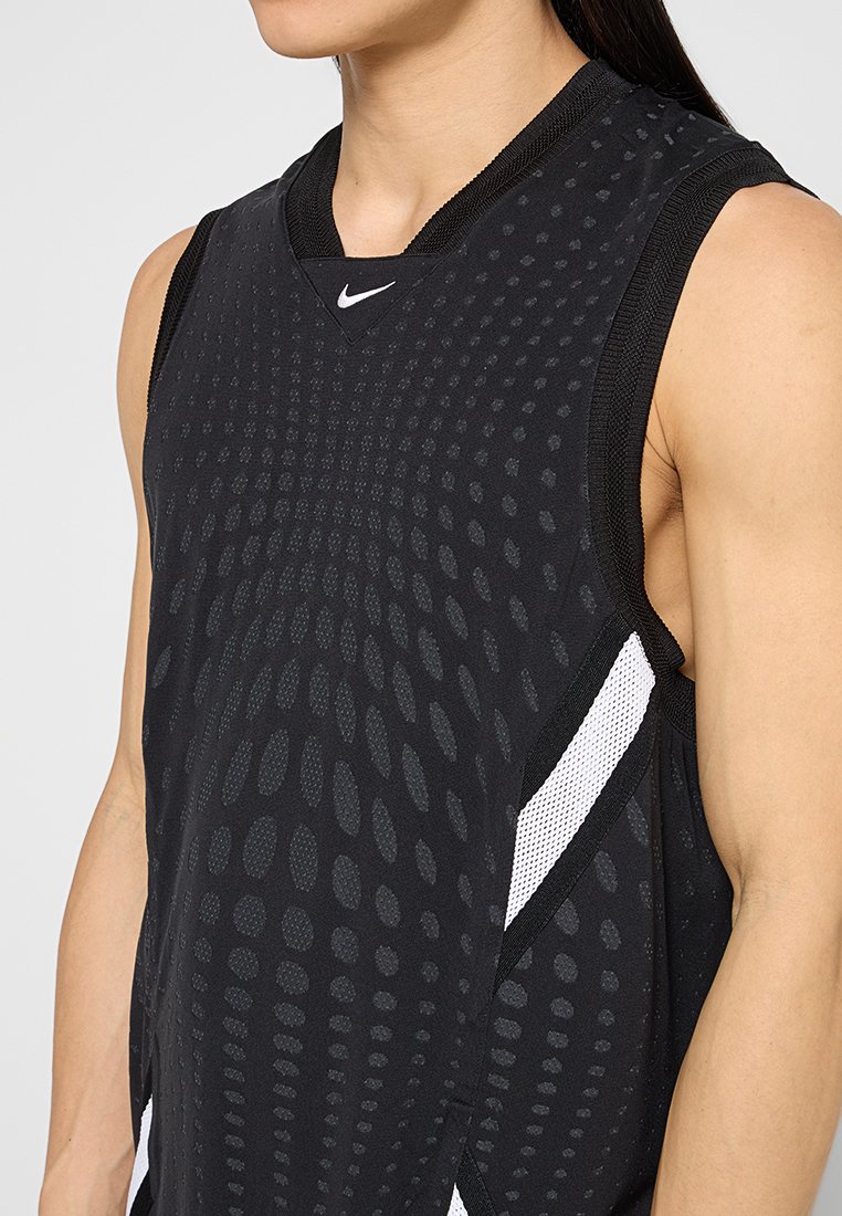 Czarny sportowy top bez rękawów wykonany z teksturowanej tkaniny, z wzorzystym designem i białymi akcentami po bokach.