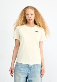 Nike Sportswear CLUB TEE - Základné tričko - coconut milk/(black)