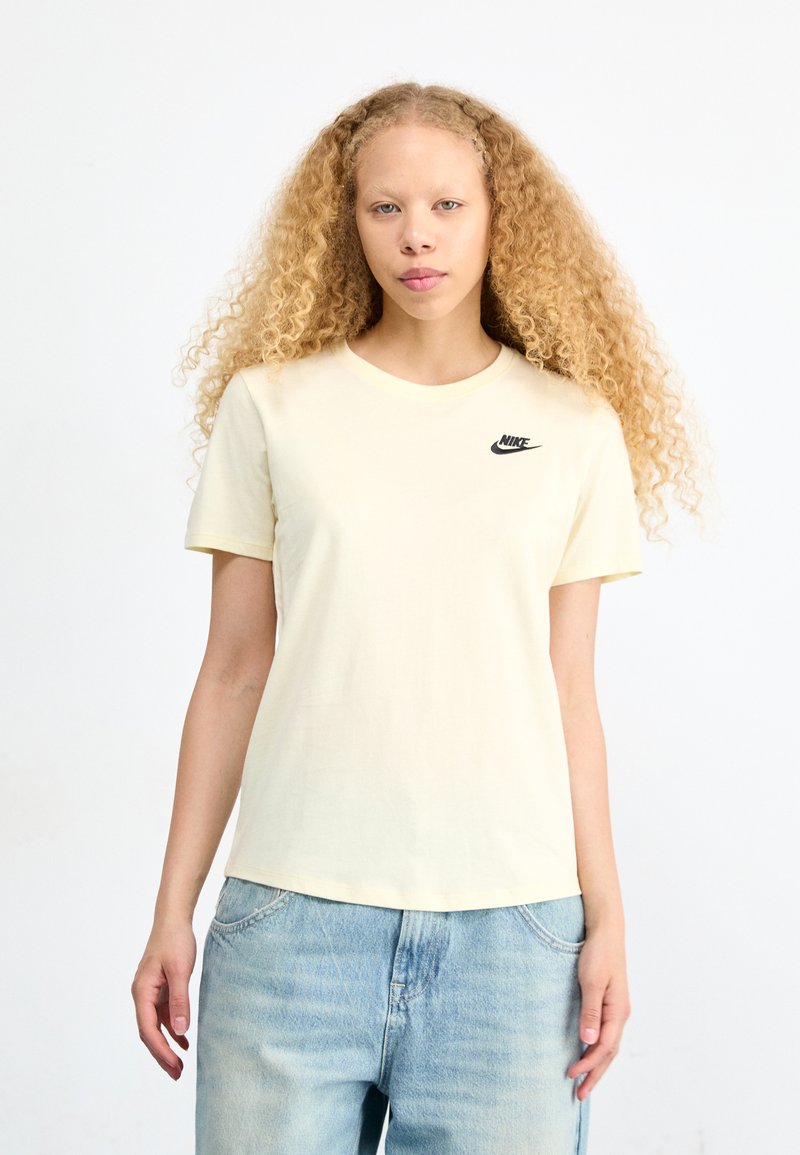 Nike Sportswear CLUB TEE - Jednoduché tričko - coconut milk/(black)