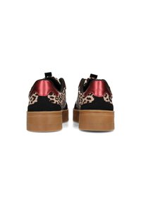 Sneaker neri e con stampa leopardata, con tacco borgogna lucido e suola in gomma marrone. Presentano un pratico tassello per indossarli facilmente.
