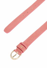 Roze suède riem met een gladde textuur, voorzien van een goudkleurige metalen gesp en een merklogo op de band nabij de gesp.