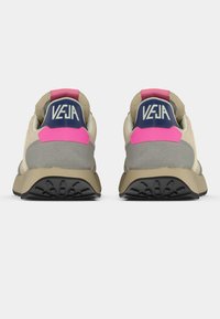 Μπεζ και γκρι αθλητικά παπούτσια με ροζ λεπτομέρεια, με επάνω μέρος από δίχτυ, μαξιλαρωμένη φτέρνα και υφή μαύρης καουτσούκ σόλας. Λογότυπο στη φτέρνα.
