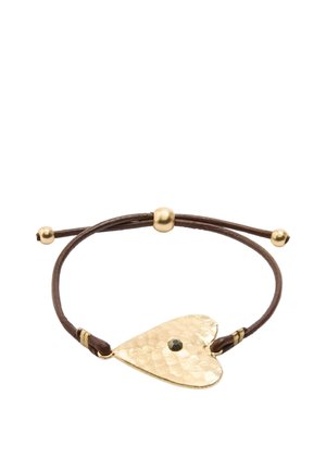 Regulowana brązowa bransoletka sznurkowa z młotkowanym złotym sercem z małym czarnym kamieniem w centrum oraz złotymi koralikowymi akcentami.