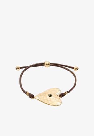 Regulowana brązowa bransoletka sznurkowa z młotkowanym złotym sercem z małym czarnym kamieniem w centrum oraz złotymi koralikowymi akcentami.