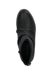 Botín negro de tobillo fabricado en cuero texturizado, con un diseño arrugado, cremallera lateral y punta redonda. Branding interior visible.