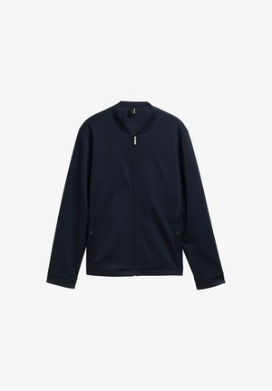 Marineblauwe ritssluiting jacket met lange mouwen, ronde kraag en twee voorzakken met drukknoopjes, weergegeven op een witte achtergrond.