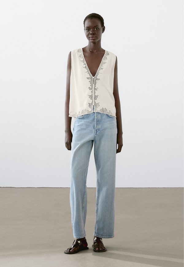 FLOWING WITH DETAIL - Blouse3